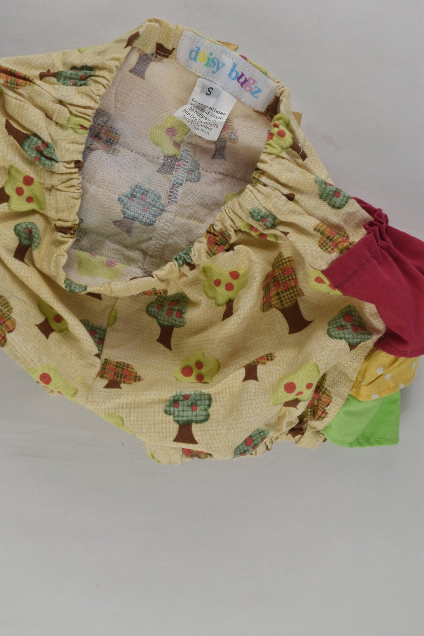 Daisy Bugz Size approx 0 Ruffle Back Shorts