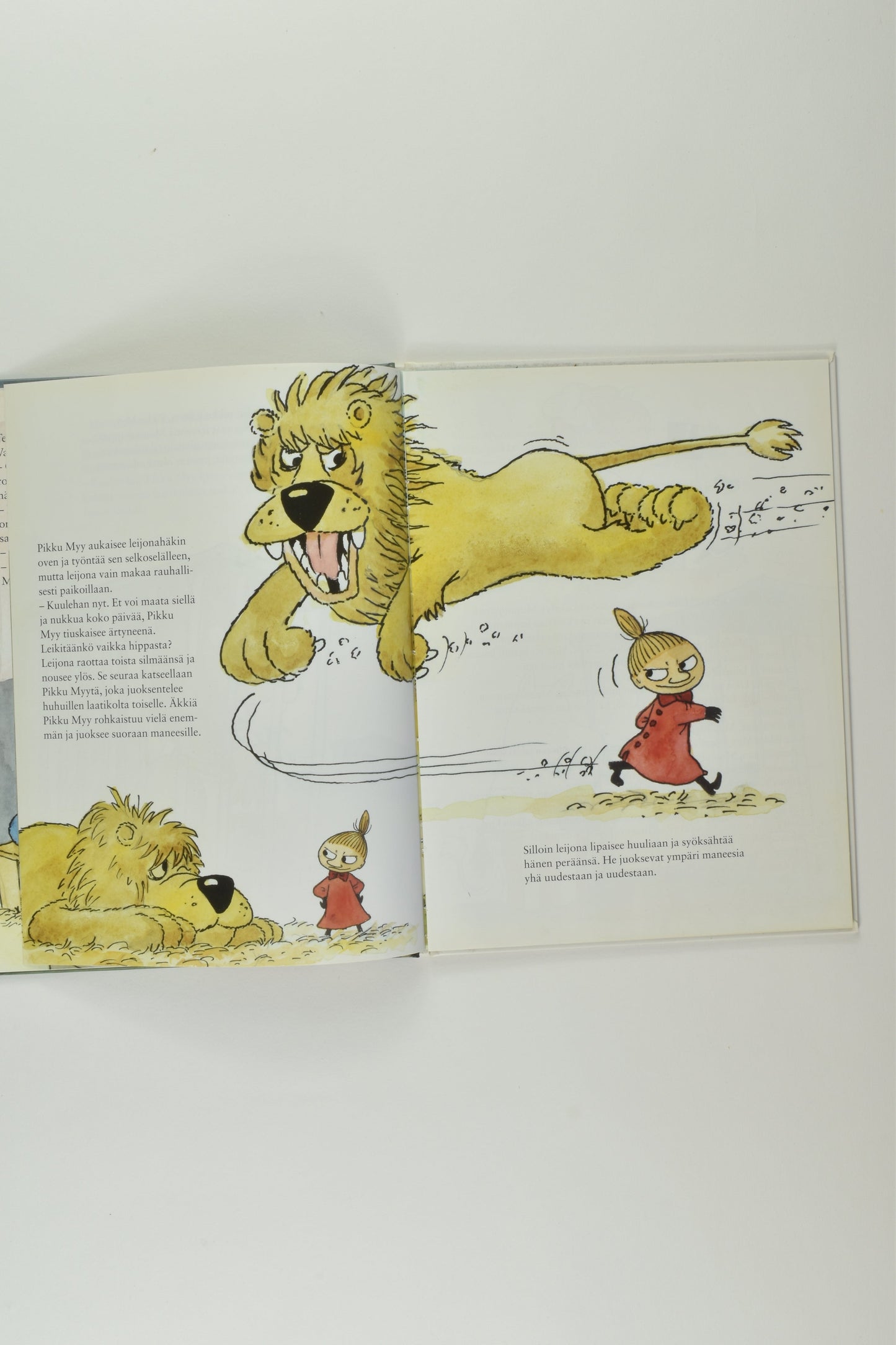 Moomin 'Muumit Sirkuksen Lumoissa' Finnish Book