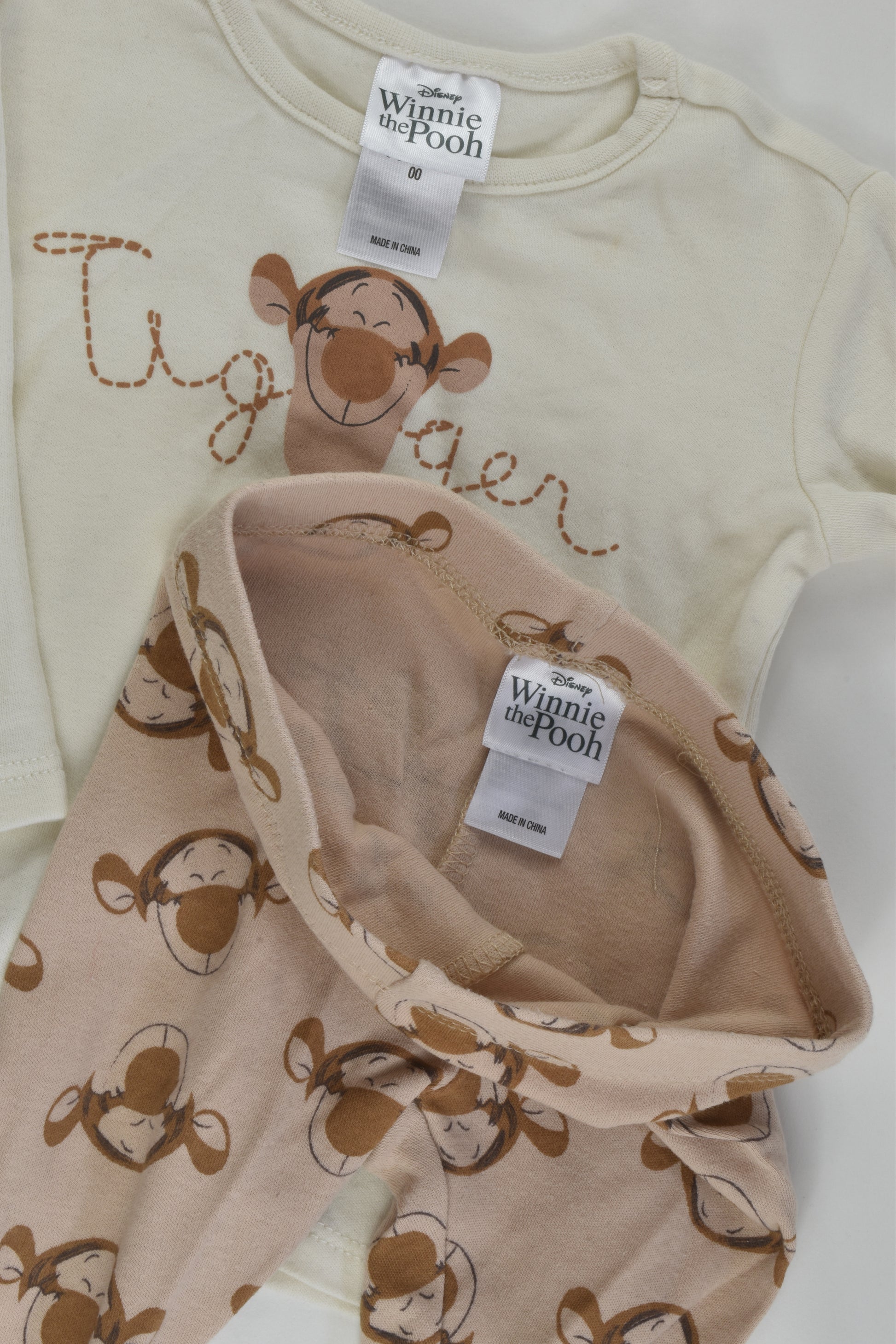 Disney Size 00 Winnie the Pooh Outfit