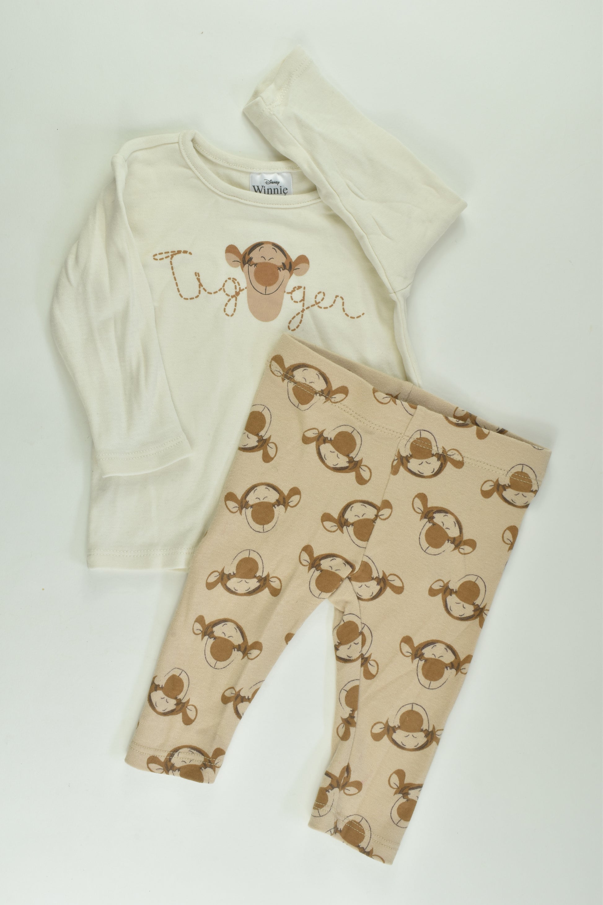 Disney Size 00 Winnie the Pooh Outfit