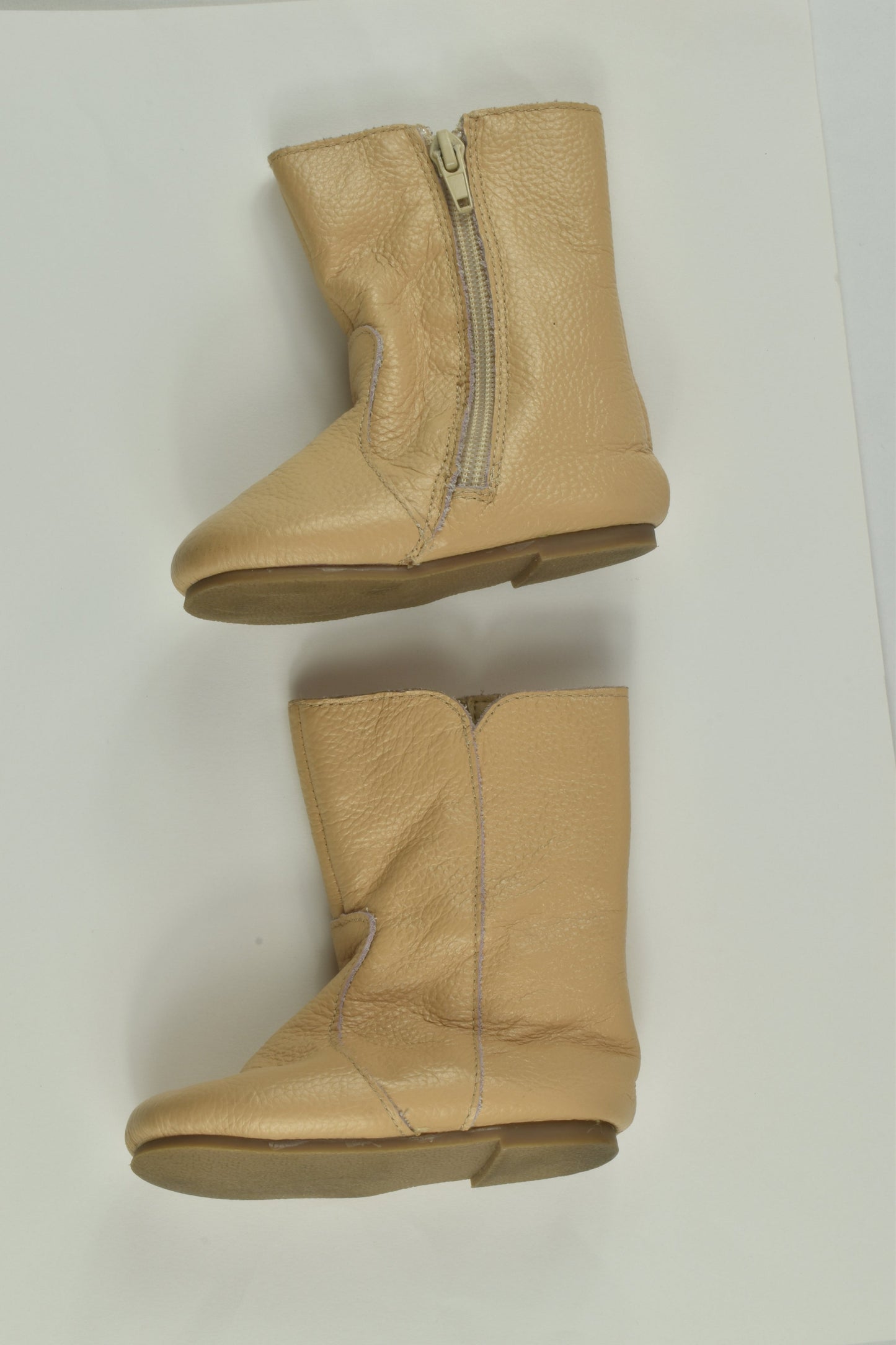 Brand Unknown Size approx 5 Leather Boots