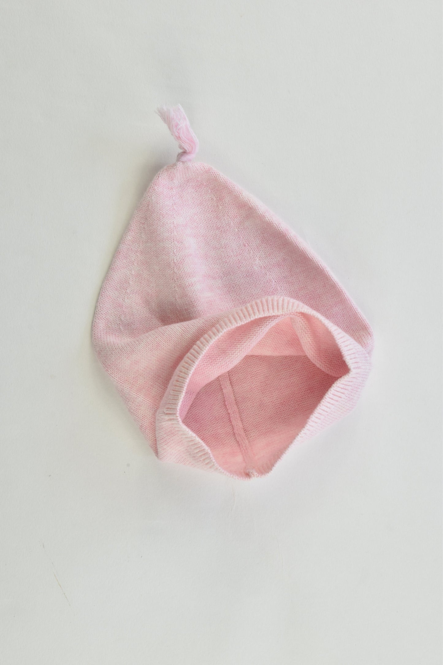 Brand Unknown Size approx 0-3 months Knitted Beanie