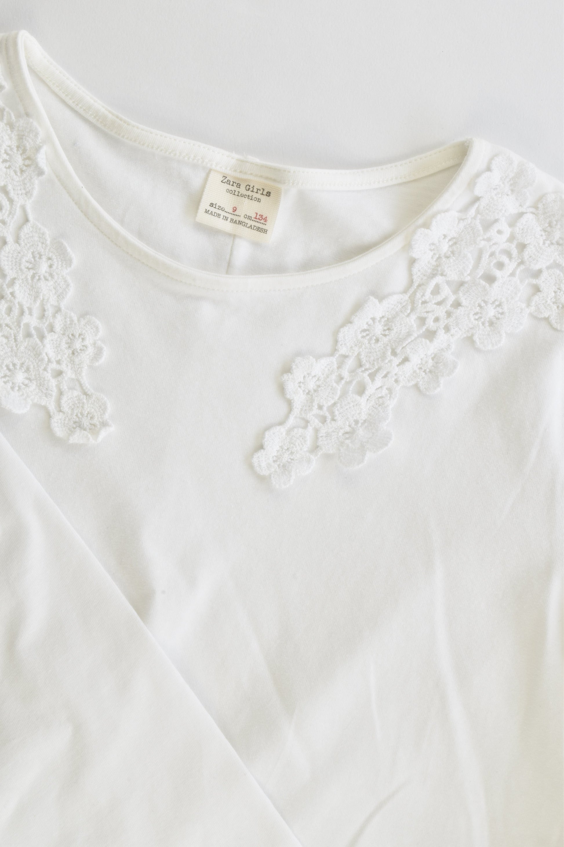 Zara Size 9 (134 cm) Top with Lace Details